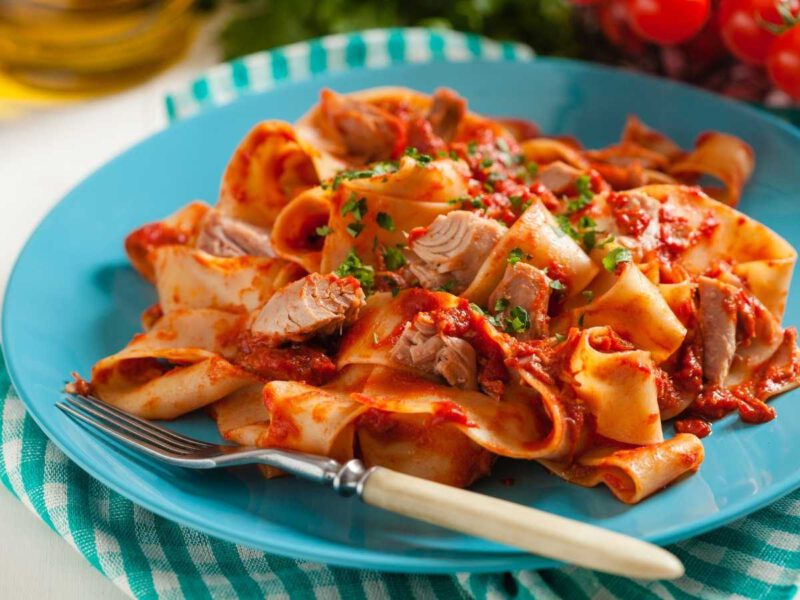 Pasta Pappardelle con atún y tomate