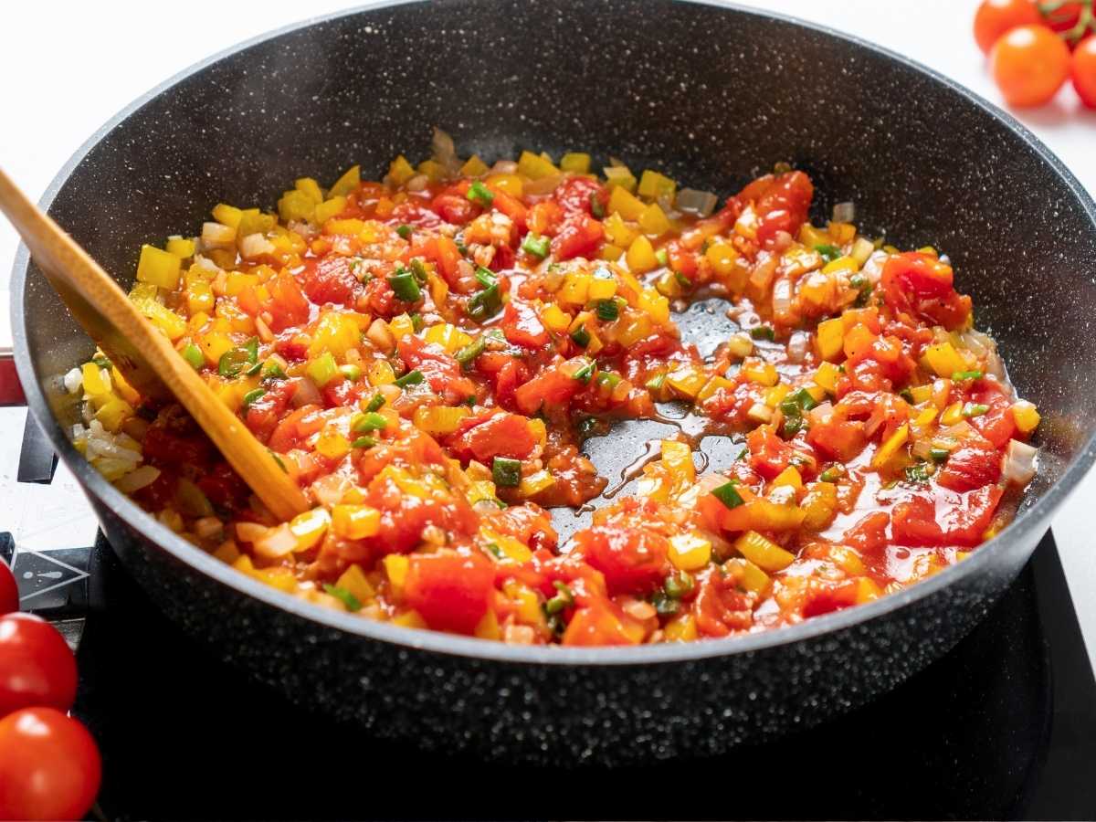 Cocinar Tomates Para Menemen Turco - Menemen, El Desayuno Tradicional Turco Con Huevos