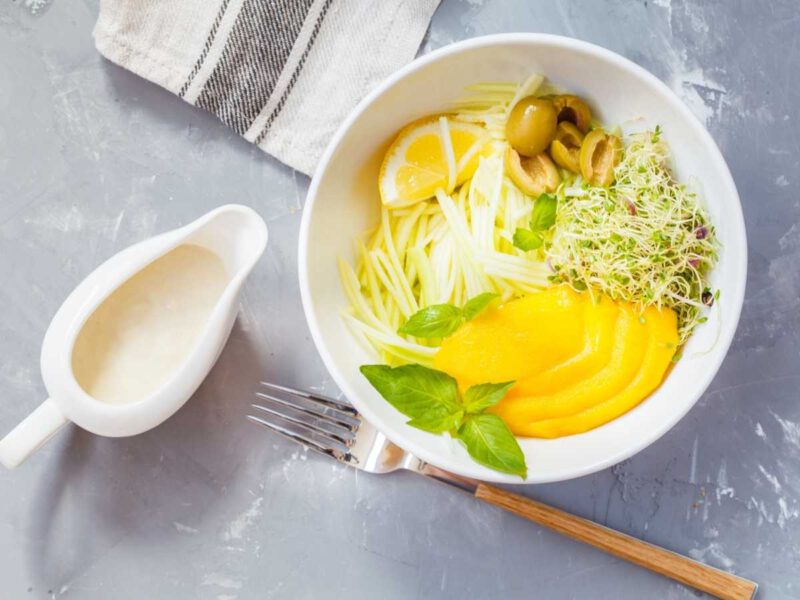 Espaguetis De Calabacin Con Tahini Y Mango - 5 Recetas Con Tahini Fáciles Y Saludables