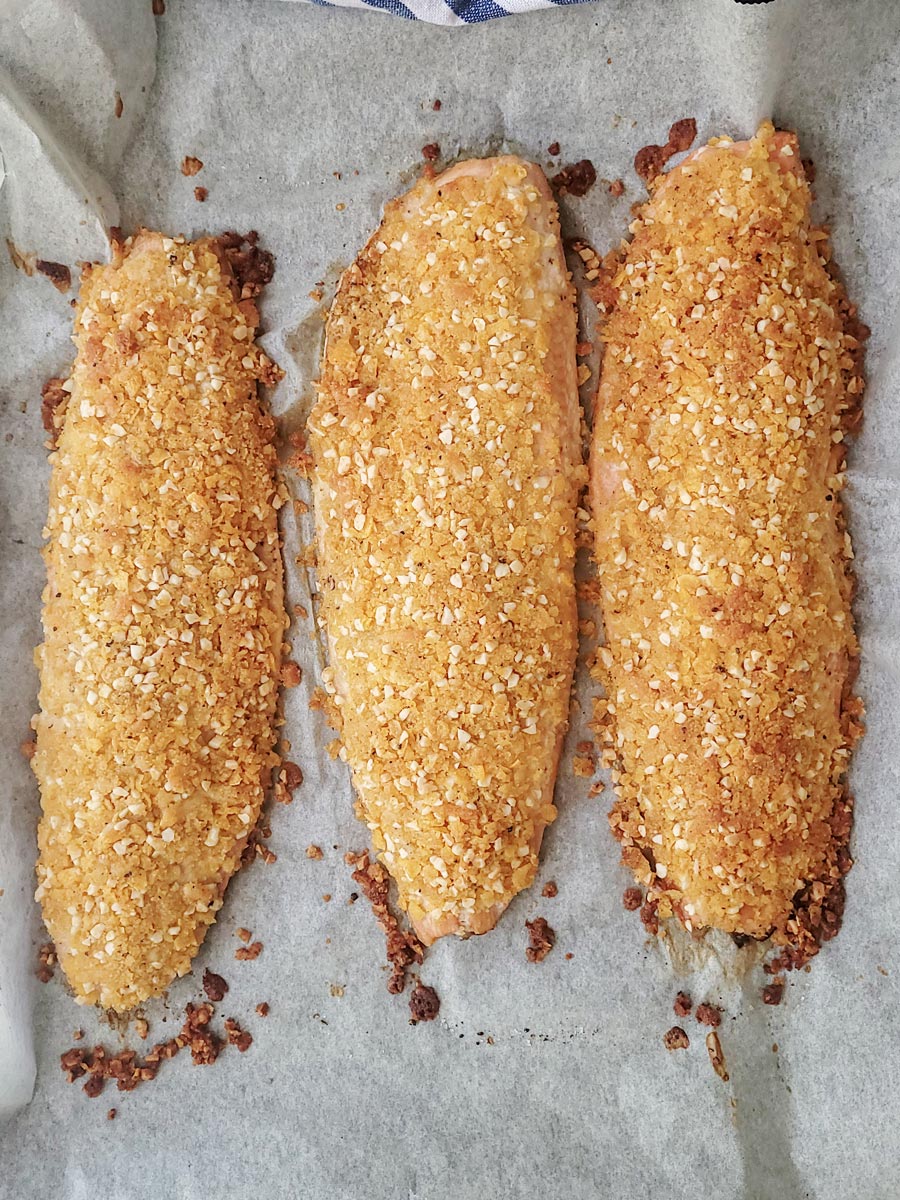 filetes de salmon noruego al horno con costra - Salmón con costra crujiente de parmesano y avellanas al horno