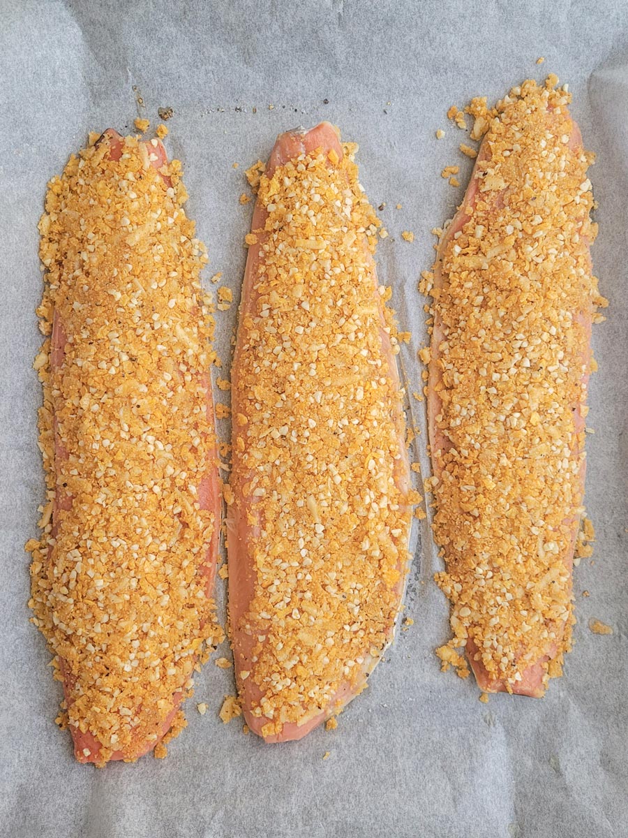 filetes de salmon salvaje con costra - Salmón con costra crujiente de parmesano y avellanas al horno