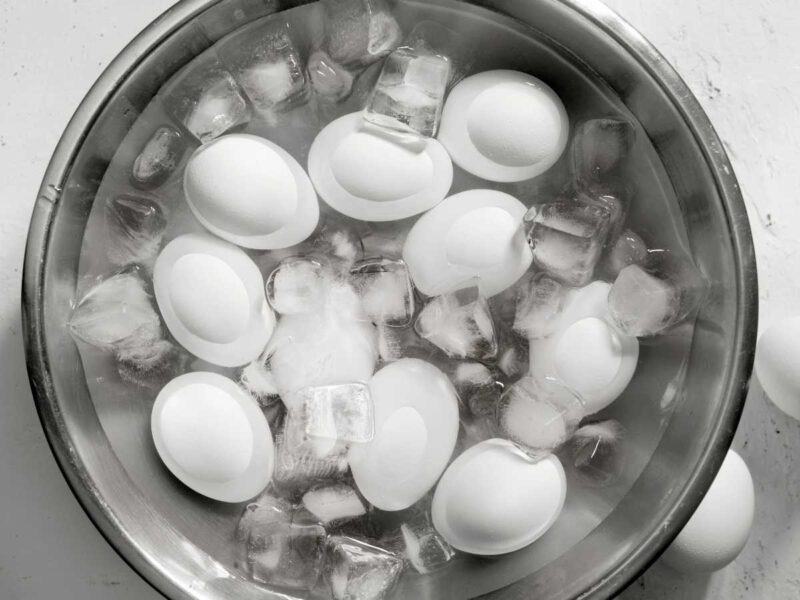 Huevos Cocidos En Agua Con Hielo - Cómo Pelar Huevos Cocidos Fácil Y Rápido (4 Trucos Virales Infalibles)