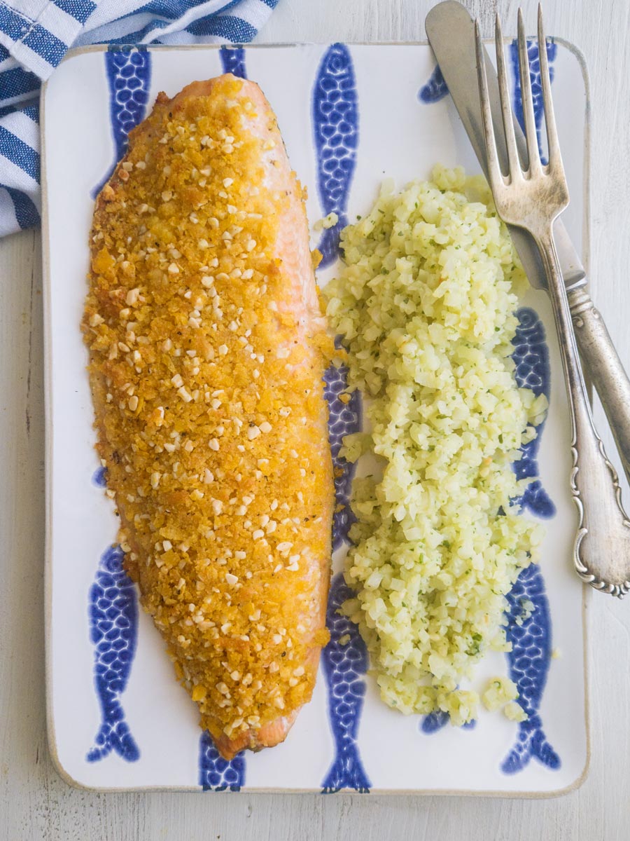 salmon con costra receta - Salmón con costra crujiente de parmesano y avellanas al horno