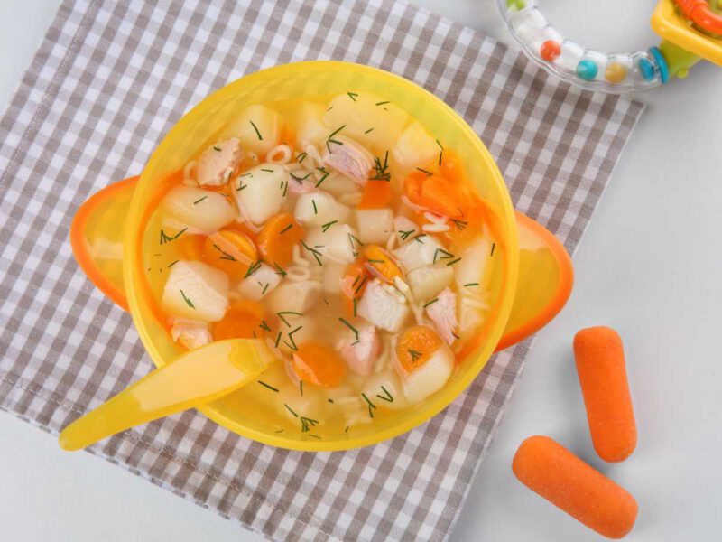 sopa de pollo con verduras y pasta para bebes - Sopa de pollo y verduras con pasta de letras para bebés y niños