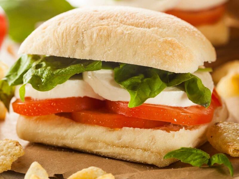 bocadillo caprese con mozzarella y tomate - +30 recetas de bocadillos caseros fáciles