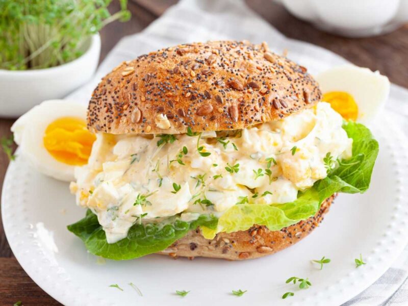 bocadillo con ensalada de huevo