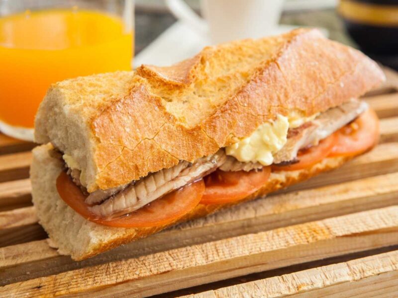 bocadillo de caballa con tomate - +30 recetas de bocadillos caseros fáciles