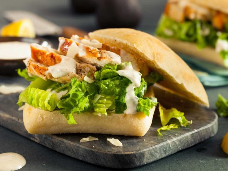 bocadillo de ensalada cesar con pollo - +30 recetas de bocadillos caseros fáciles