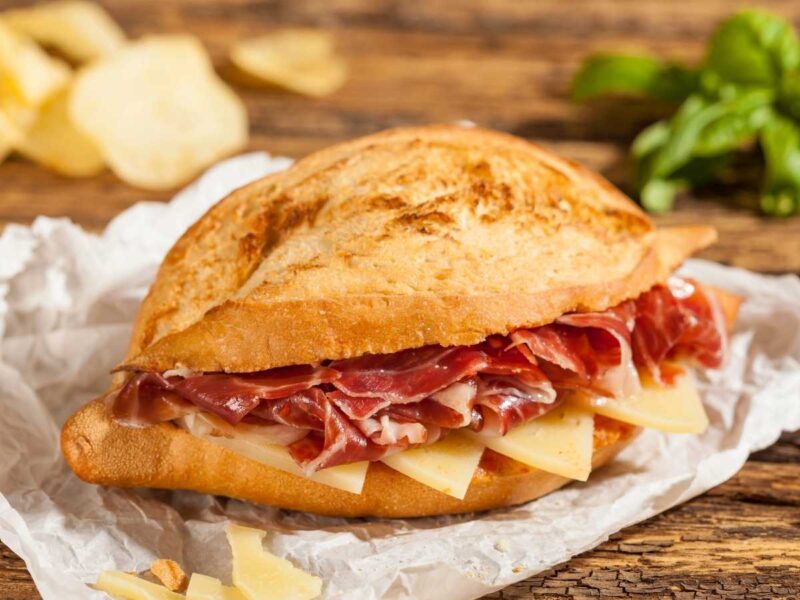 bocadillo de jamon serrano y queso - +30 recetas de bocadillos caseros fáciles