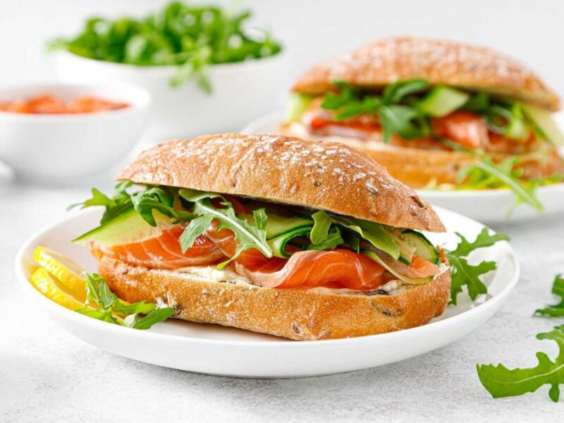 bocadillo de salmon ahumado - +30 recetas de bocadillos caseros fáciles