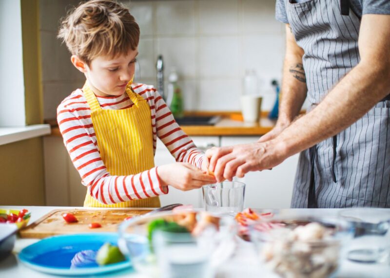 nino cocinando - Menú semanal y recetas para niños de 6 a 12 años con obesidad infantil