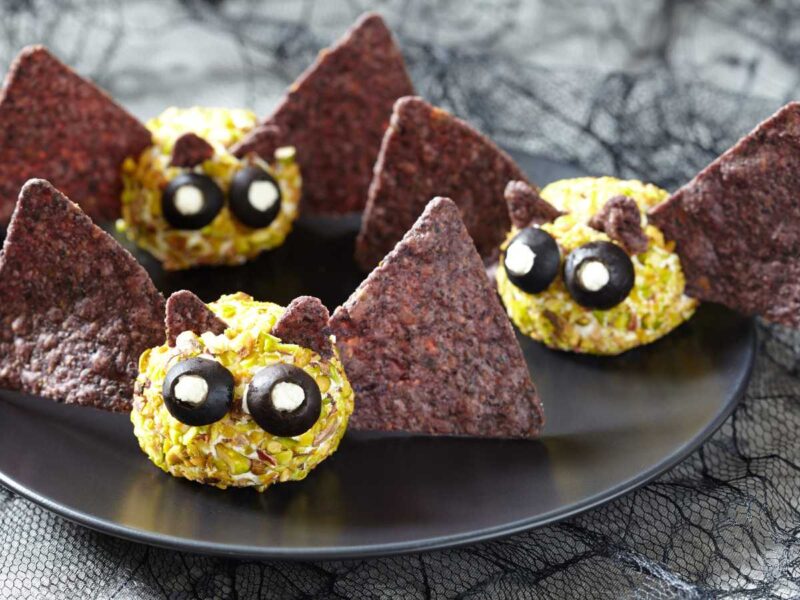 bolas de queso aperitivo halloween - 20 recetas de Halloween para adultos que te harán gritar de miedo