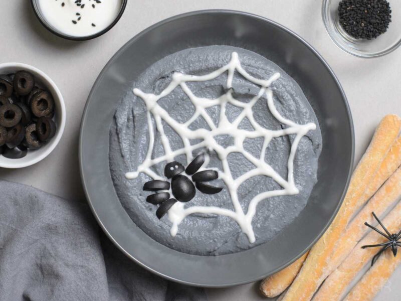 hummus negro de halloween - 20 recetas de Halloween para adultos que te harán gritar de miedo