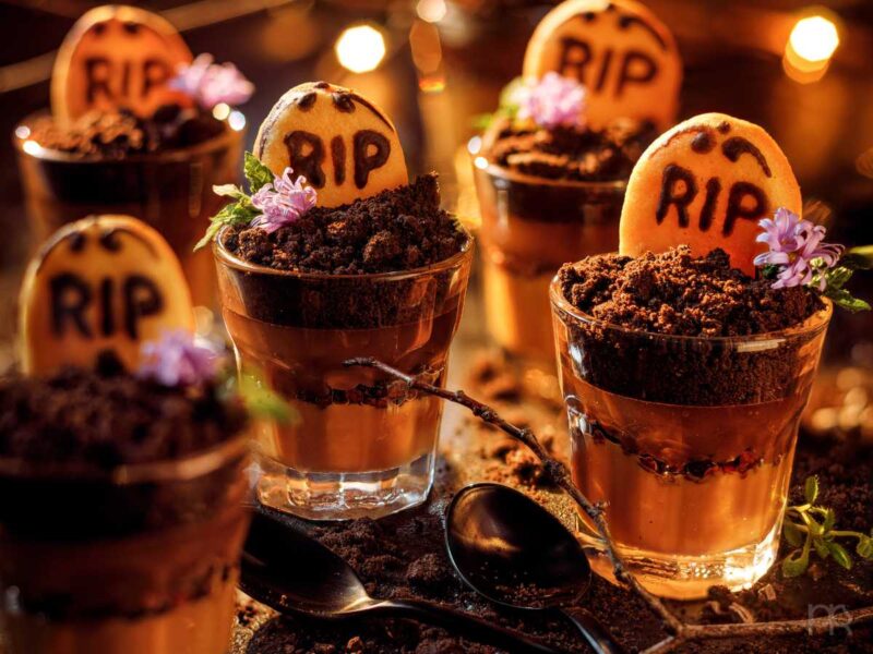 postre de chocolate halloween cementerio - 20 recetas de Halloween para adultos que te harán gritar de miedo