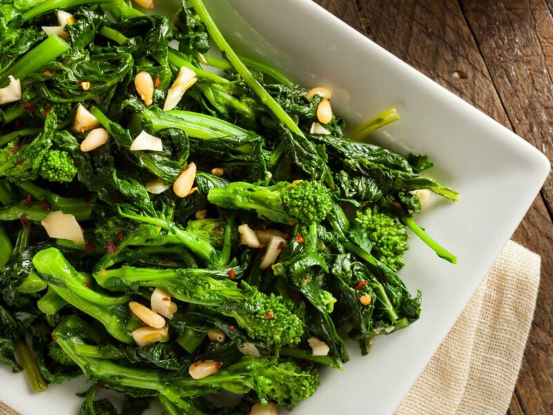 Broccolini o Bimi salteado con espinacas y piñones