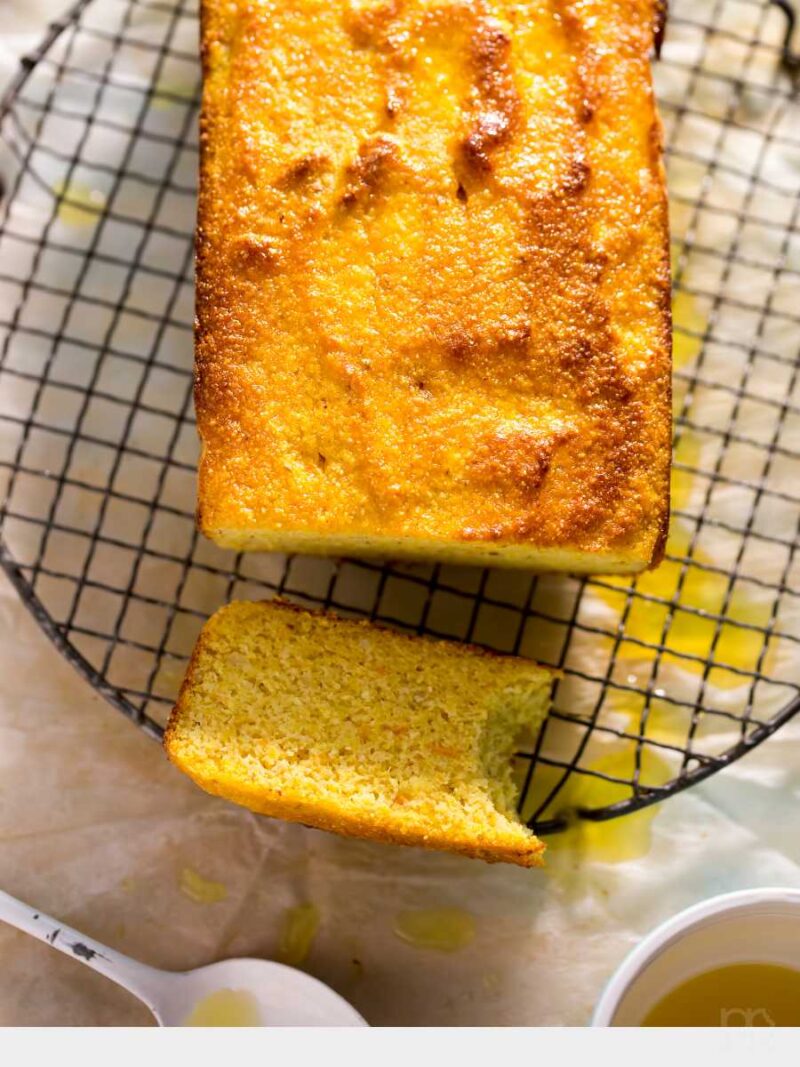 bizcocho de polenta y harina de almendras con sirope de naranja sin gluten - 10 recetas con polenta fáciles y deliciosas