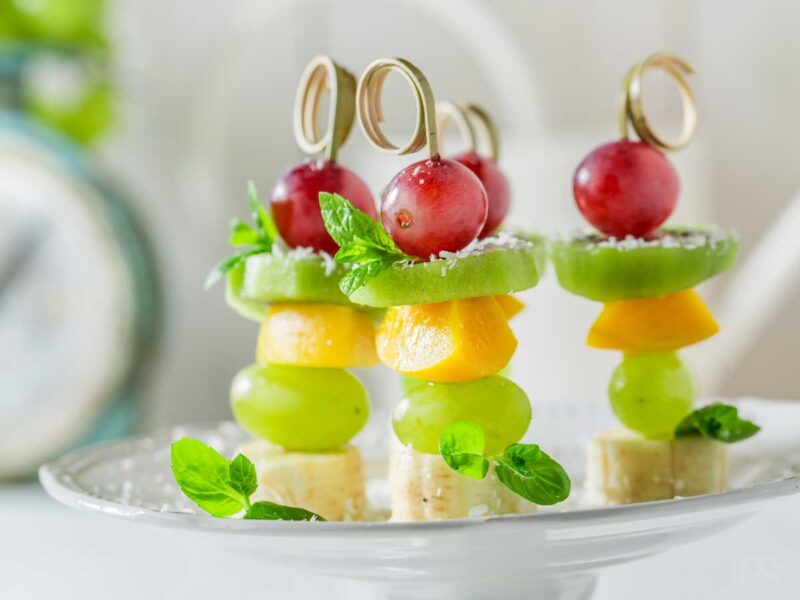 brochetas de frutas divertidas - Recetas de cumpleaños para niños con alergias alimentarias