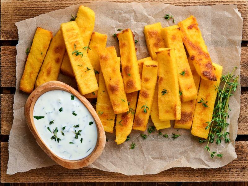 palitos de polenta frita con parmesano - 10 recetas con polenta fáciles y deliciosas