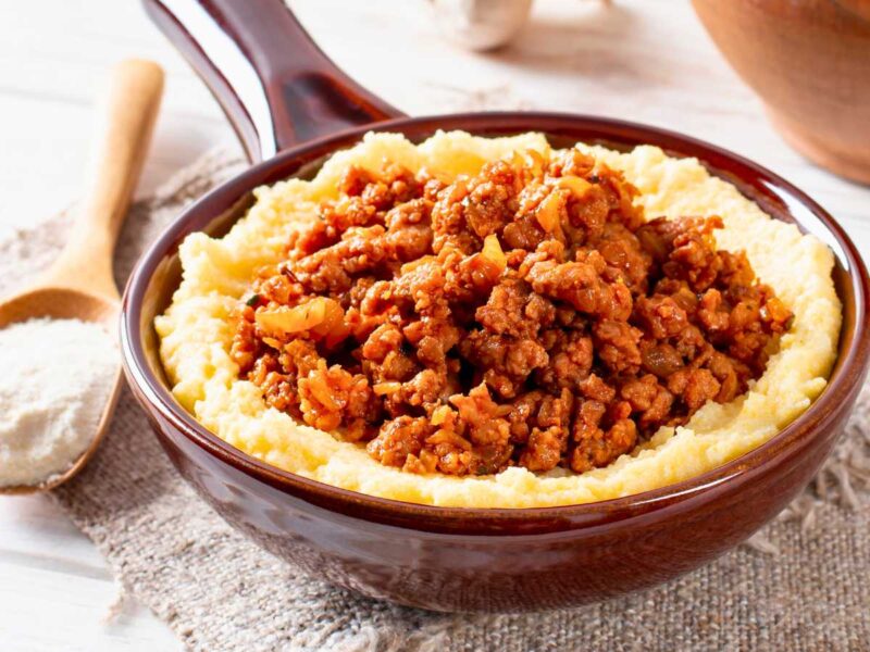 polenta con tuco o ragu de carne - 10 recetas con polenta fáciles y deliciosas