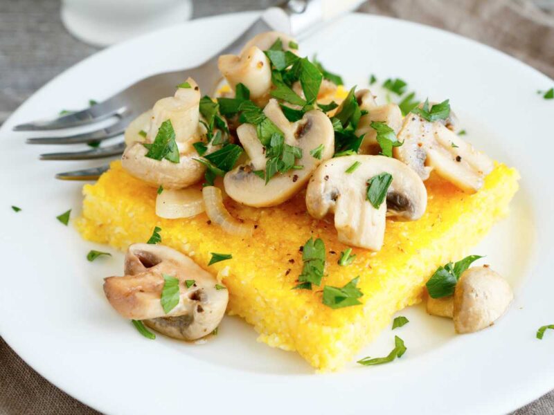 polenta firme con champinones - 10 recetas con polenta fáciles y deliciosas