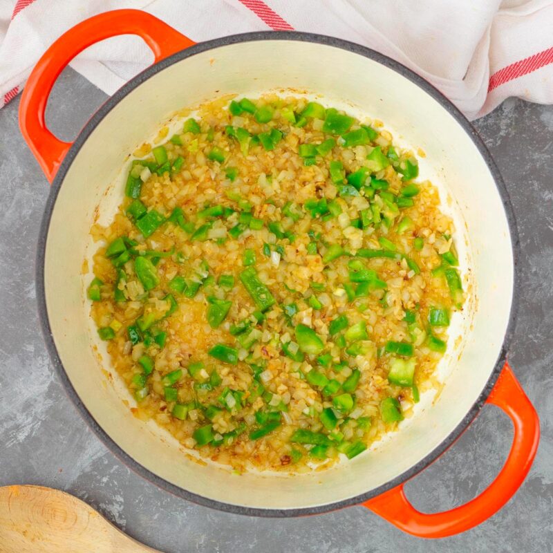 sofrito de cebolla y pimiento verde - Albóndigas en salsa de verduras al estilo de la abuela