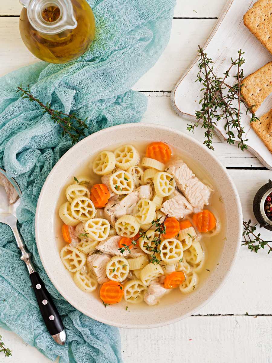 como hacer sopa de pasta con pollo y verduras - Sopa de pasta rotelle con pollo y verduras para niños