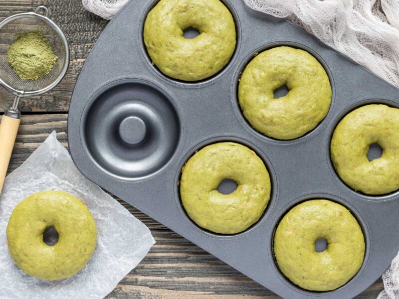 donuts de te matcha al horno - 15 recetas con té matcha saludables y deliciosas