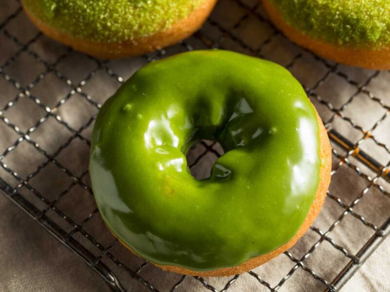 donuts glaseado con te matcha - 15 recetas con té matcha saludables y deliciosas