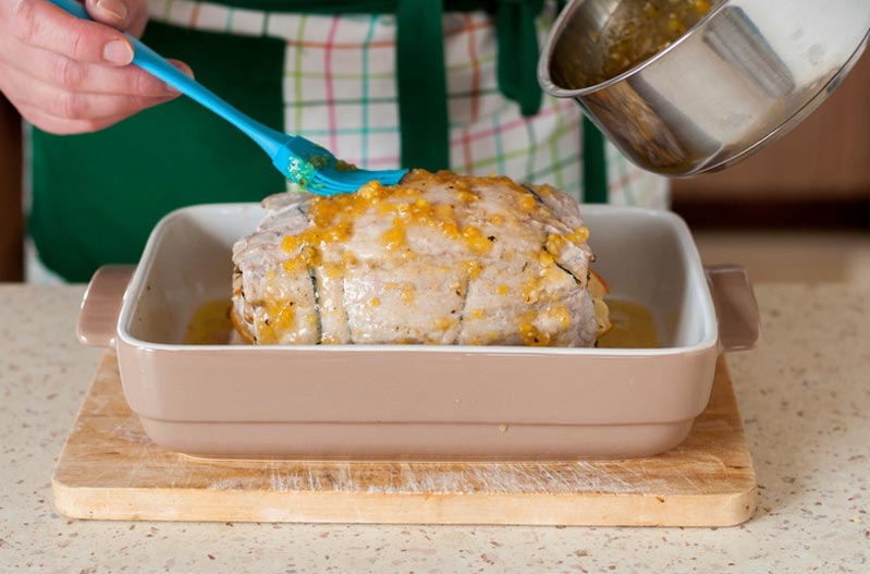 lomo de cerdo relleno al horno con salsa de naranja