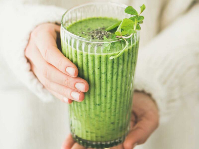 matcha smoothie con chia saludable - 15 recetas con té matcha saludables y deliciosas