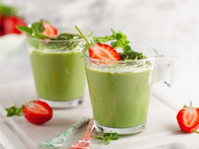 panna cotta de te matcha con fresas - 15 recetas con té matcha saludables y deliciosas