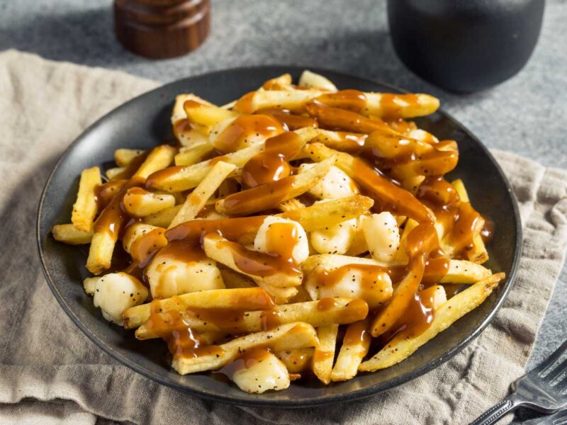 patatas poutine francesas - 10 salsas para patatas fritas que debes probar