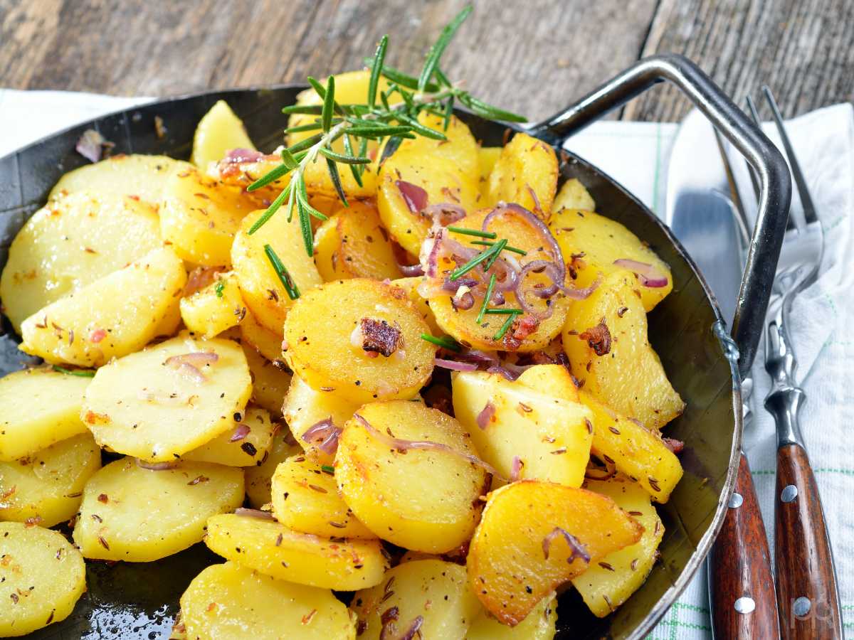 rodajas de patatas fritas - Chuletas de Sajonia con patatas salteadas y chucrut