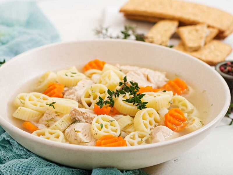 sopa de pasta con pollo y verduras receta para niños