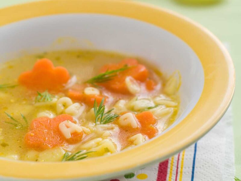 sopa de letras con verduras para bebés y niños