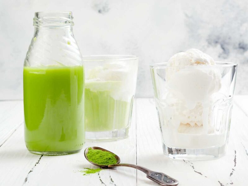 te matcha con helado - 15 recetas con té matcha saludables y deliciosas