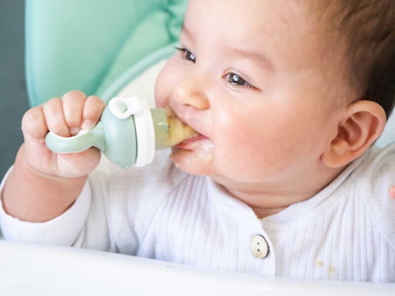 bebe comiendo platano con malla - Plátano BLW (+7 recetas fáciles para tu bebé)