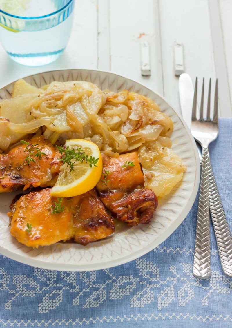 contramuslos de pollo al horno con patatas panaderas