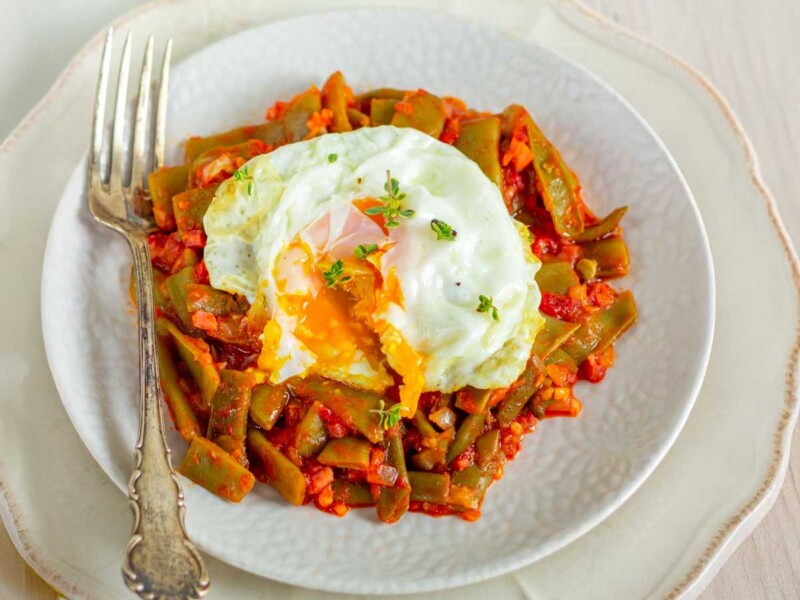 Judías verdes con tomate y huevo