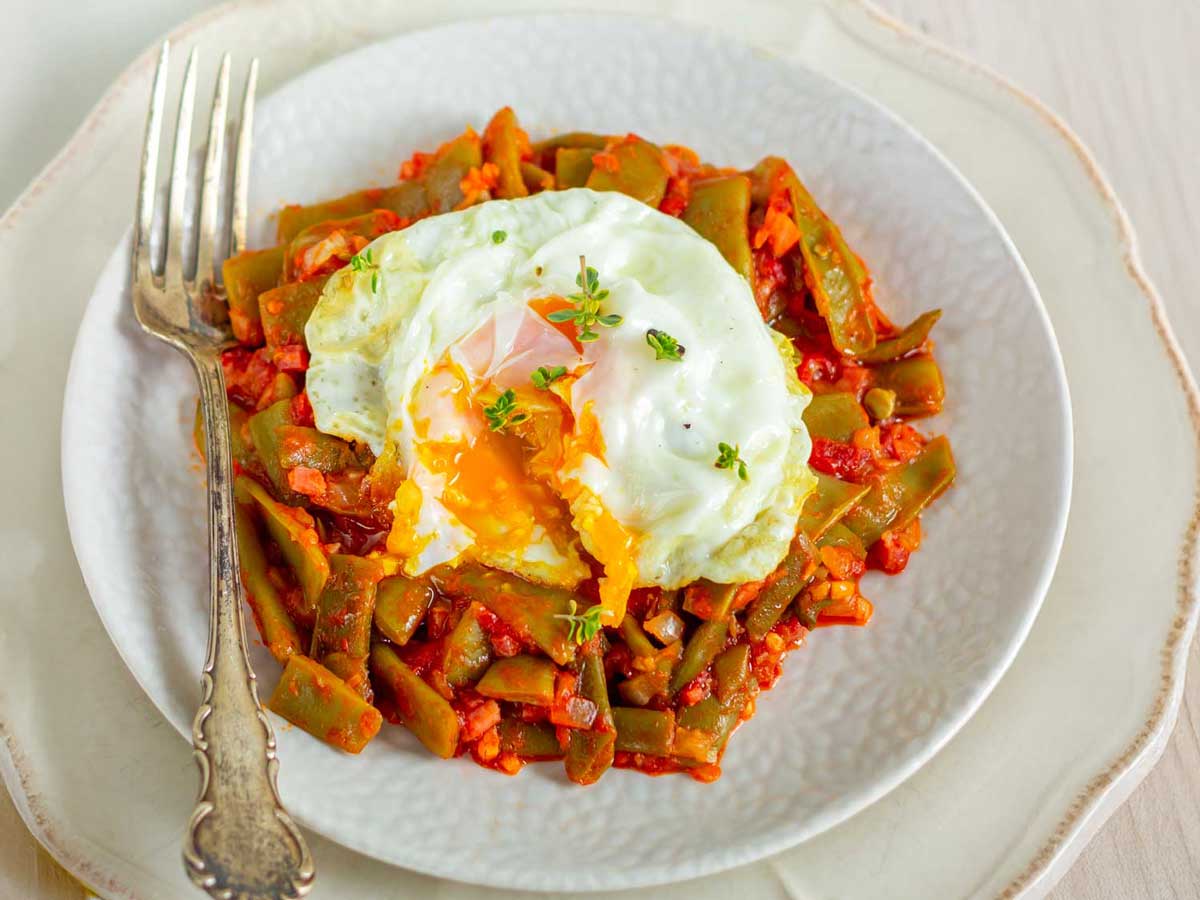 Judías verdes con tomate y huevo