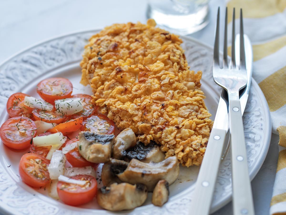 Pechuga de pollo crujiente en freidora de aire, jugosa, fácil, y saludable