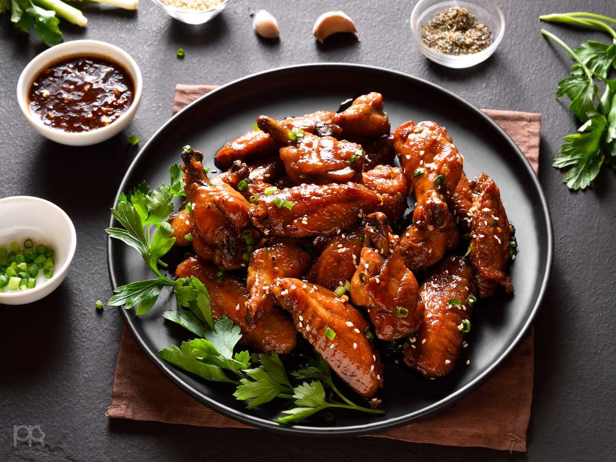 Alitas de pollo adobadas con soja y miel (en airfryer, horno, o fritas)