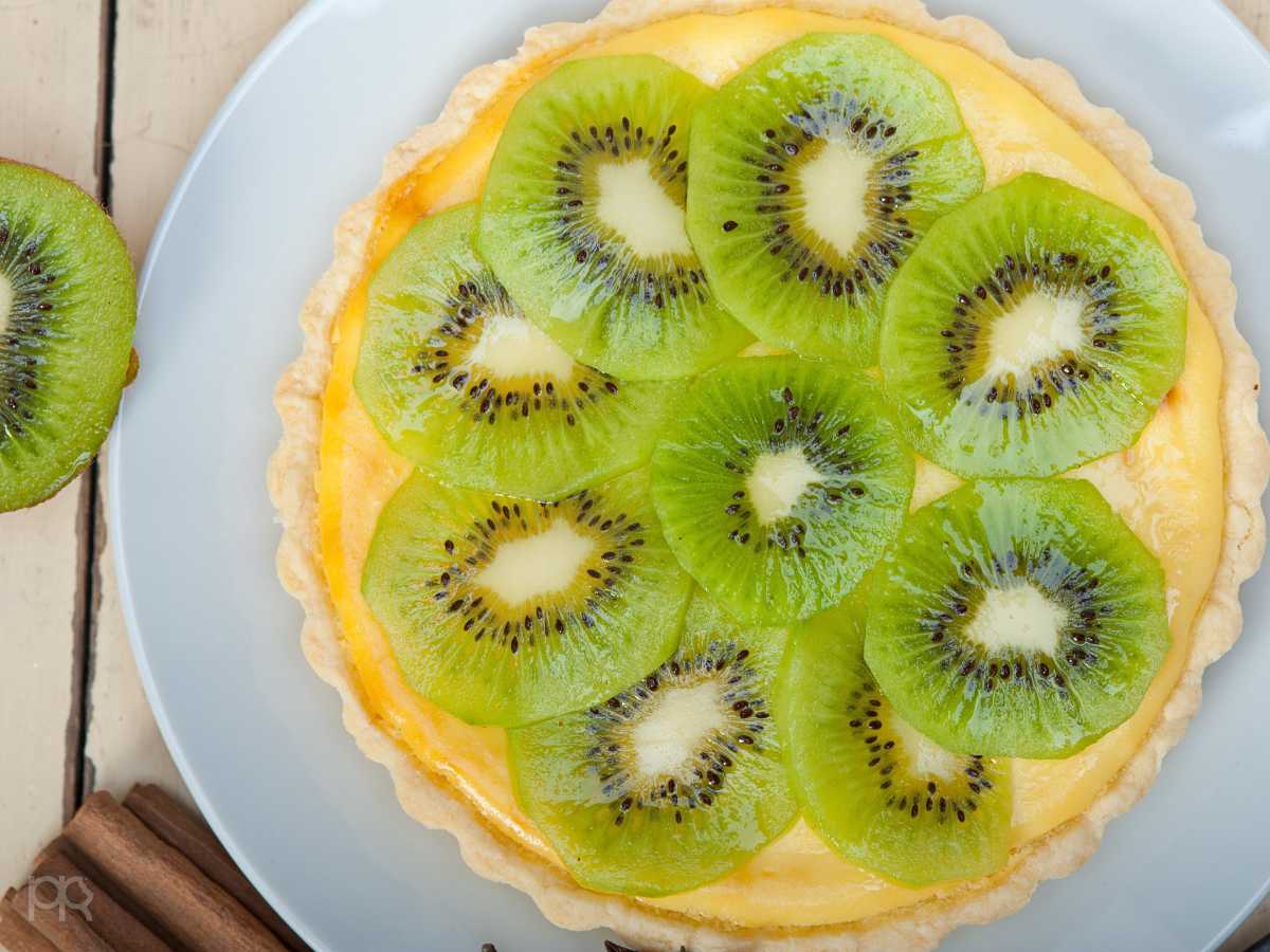 Tarta de kiwi y crema pastelera con masa quebrada