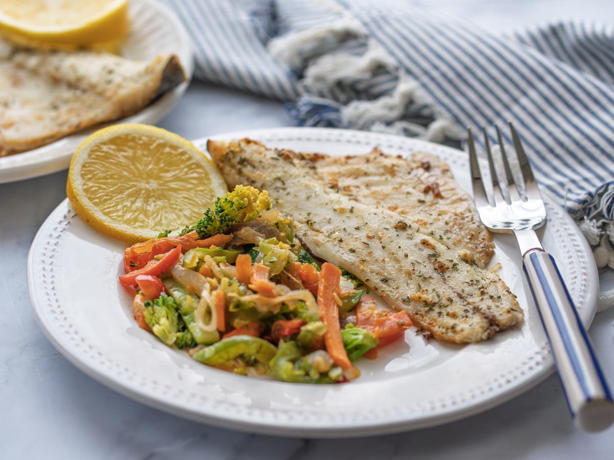 lubina con ajo y perejil en freidora de aire receta - Lubina en freidora de aire