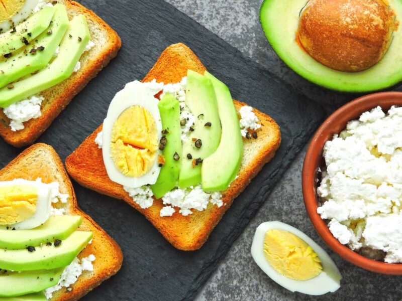 tostadas de queso cottage con aguacate